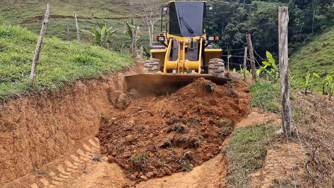 pa carregadeira reformando estrada para safra de café