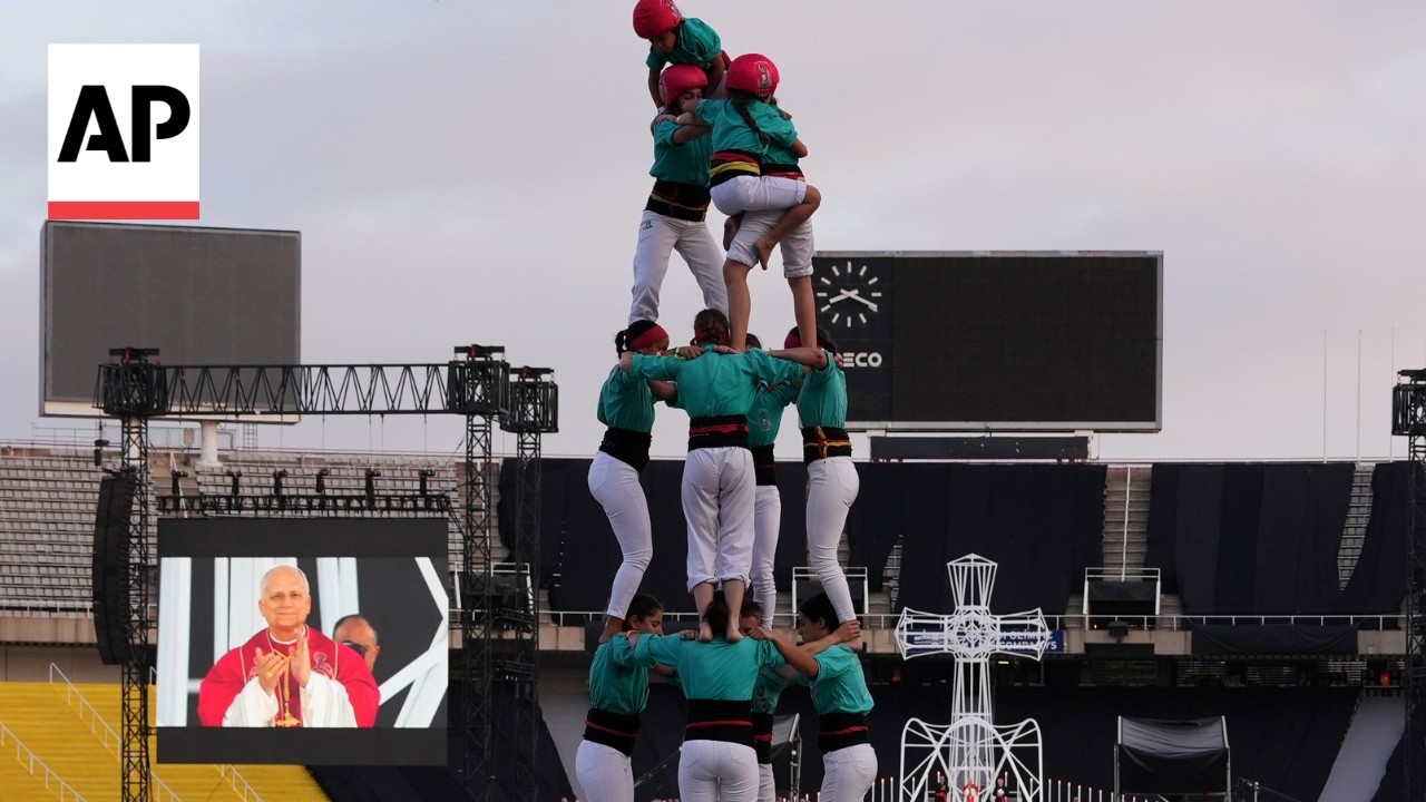 More than 130 people form a human tower to greet Pope Leo XIV in Spain