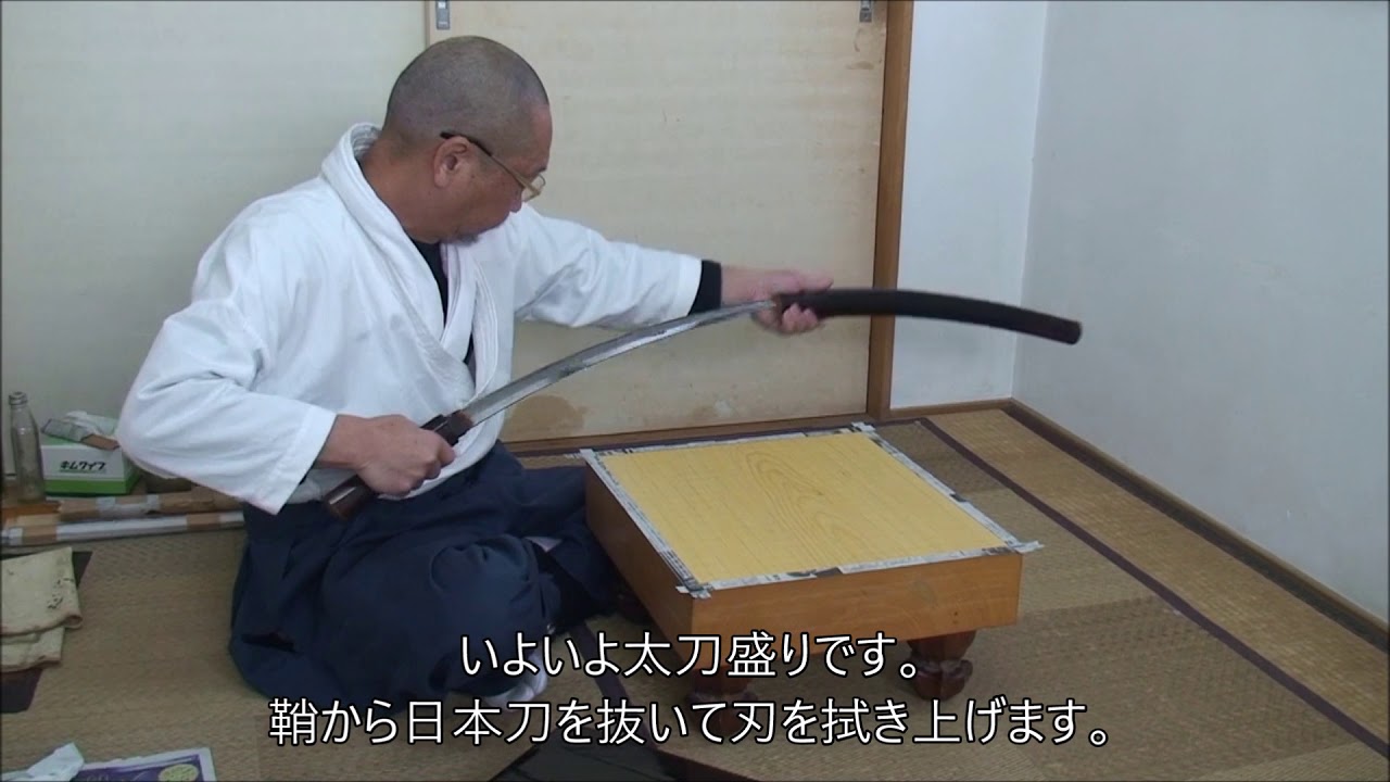 盤師吉田寅義の盤づくり 太刀盛り　太刀盛り,碁盤,将棋盤,盤作り,吉田碁盤店,吉田寅義,漆,線引き,職人,日本,日本人,職人技,日本刀,刀,,囲碁,将棋,脚,脚彫り,ヘソ,へそ,一如,揮毫,脚付盤,