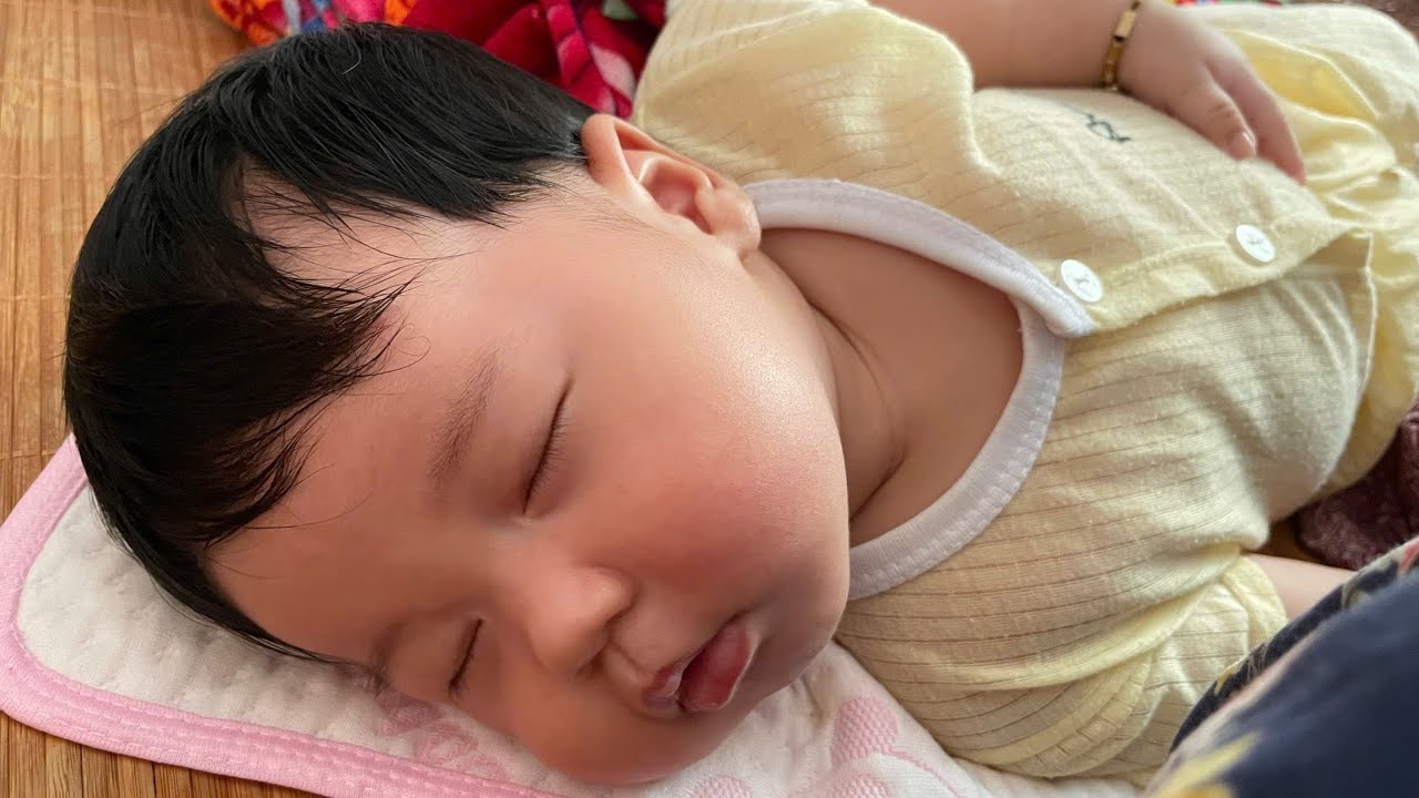 13/12/2025 1-month-19-day-old hyperactive baby