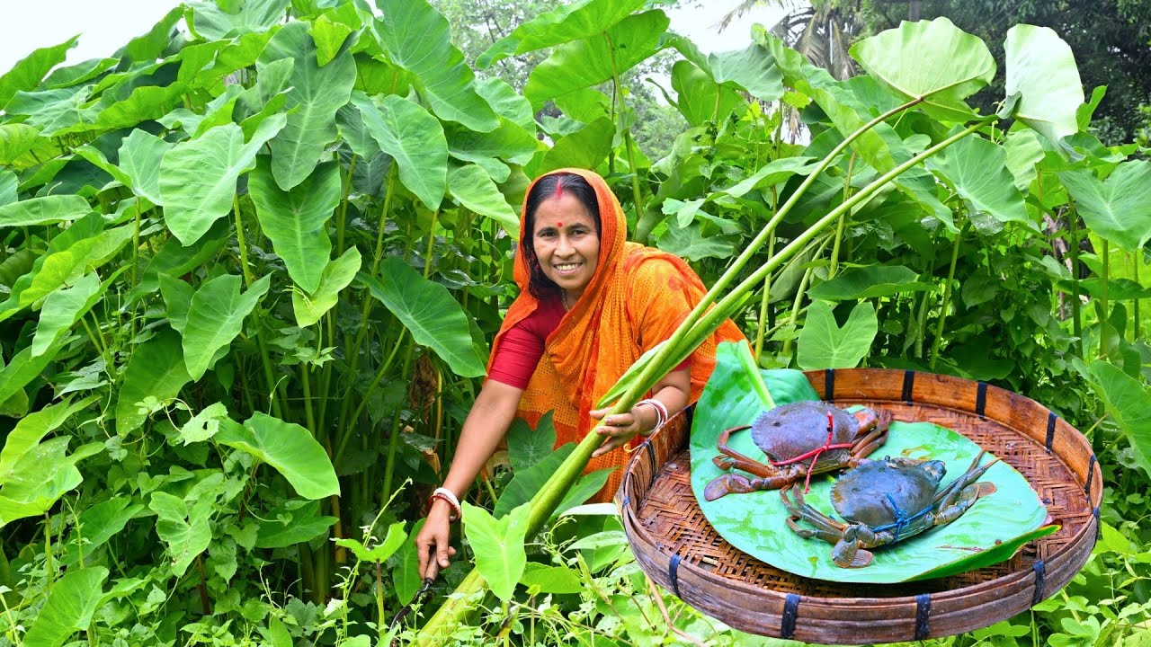 সুন্দরবনের নদীর কাঁকড়া দিয়ে বীরভূমের কচু শাক রান্না | Kakra diye Kochu shak recipe | villfood