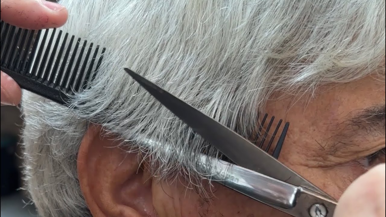 Como cortar cabelo social todo na tesoura e com técnicas de pente corrido nas laterais