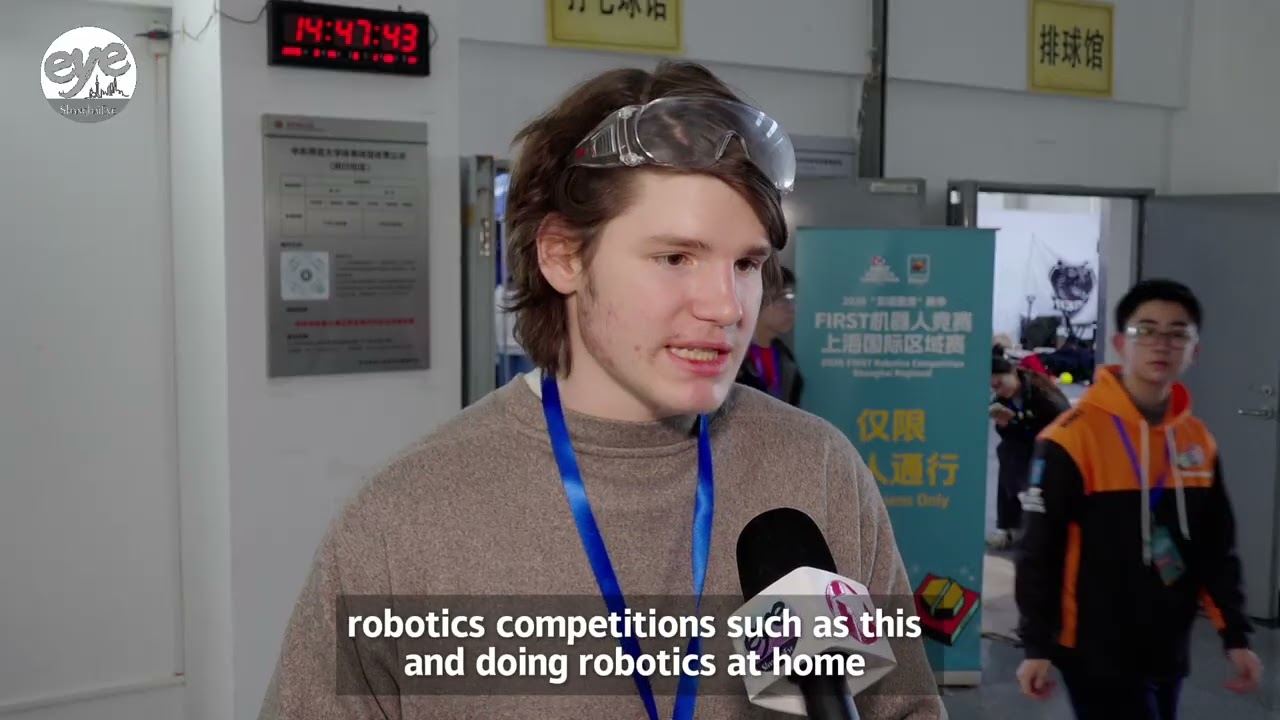 Юные инженеры испытали своих роботов на выставке FRC в Шанхае.