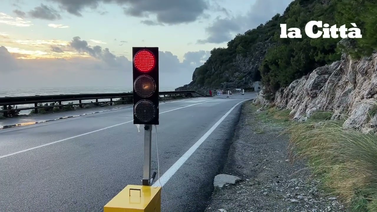 Maltempo, il mare fa crollare la strada tra Marina di Camerota e Palinuro