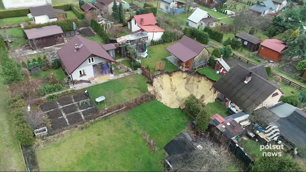 Wielkie zapadlisko w Trzebini. Dziura w ziemi pośrodku ogródków działkowych