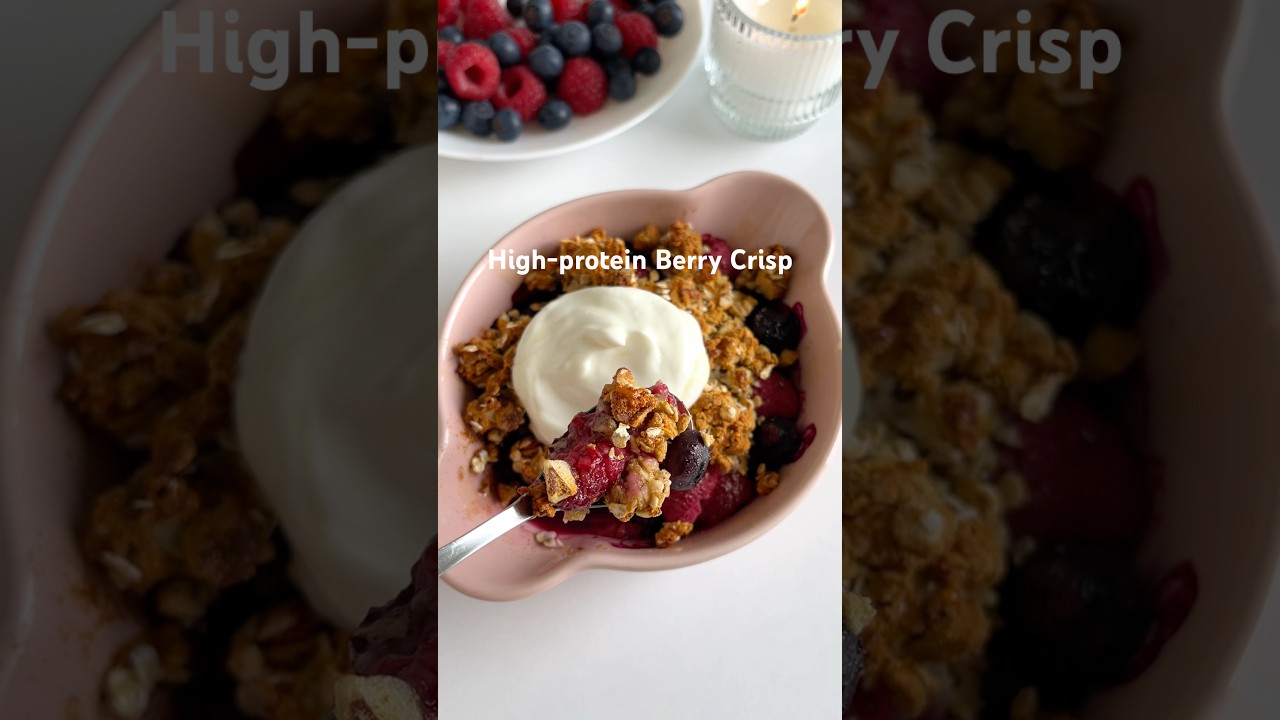 Breakfast idea for fall: High-protein Berry Crisp😍 #highprotein #breakfastrecipe #easyrecipes