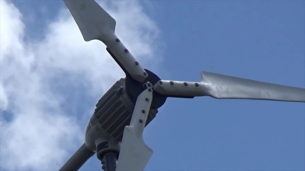 micro &eacute;olienne   abattue par la temp&ecirc;te
