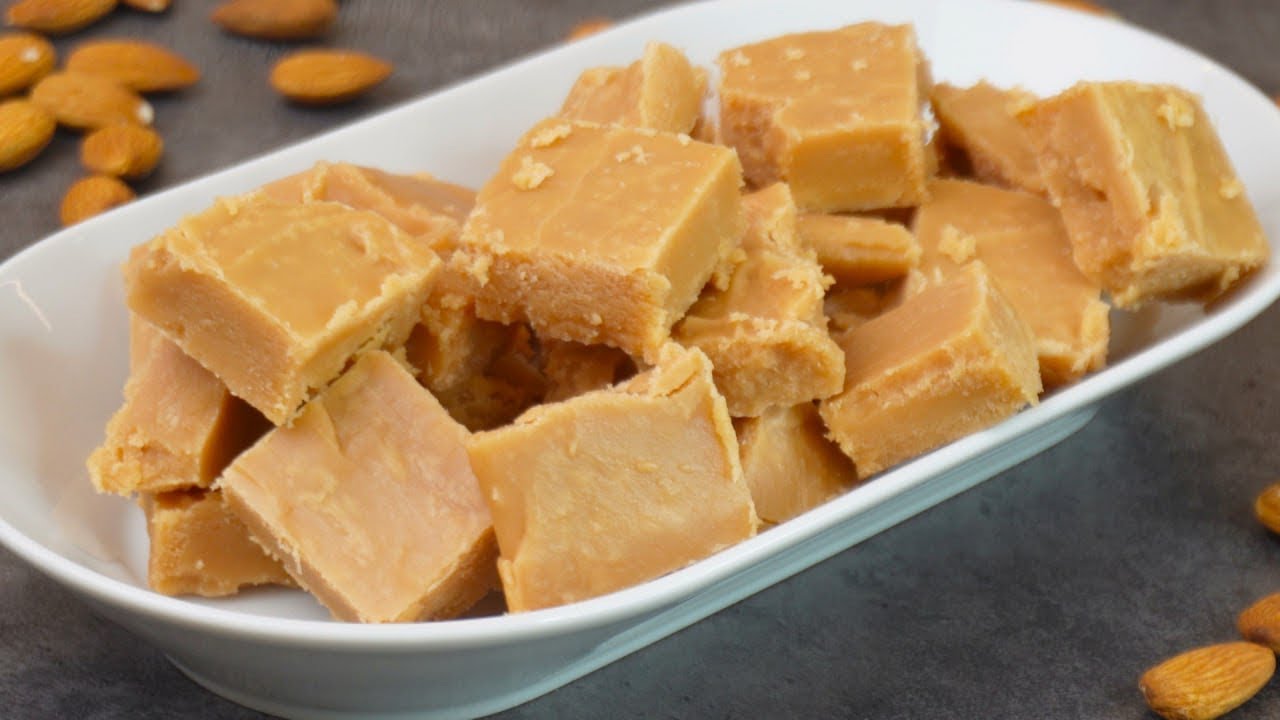 Гора конфет &laquo; коровка&raquo; перемешиваю ложкой и готово! Такой вкусной в магазине не купишь