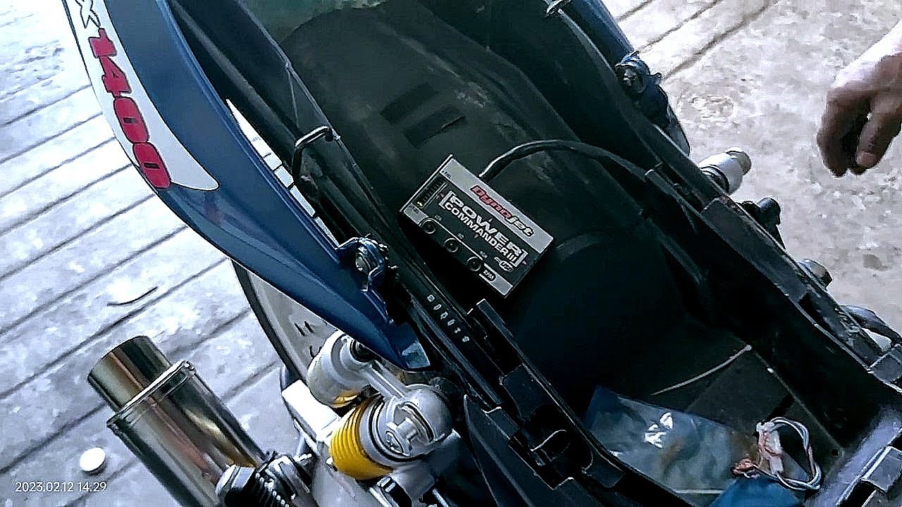 Suzuki Gsx 1400 Oil cooler and power commander installation !