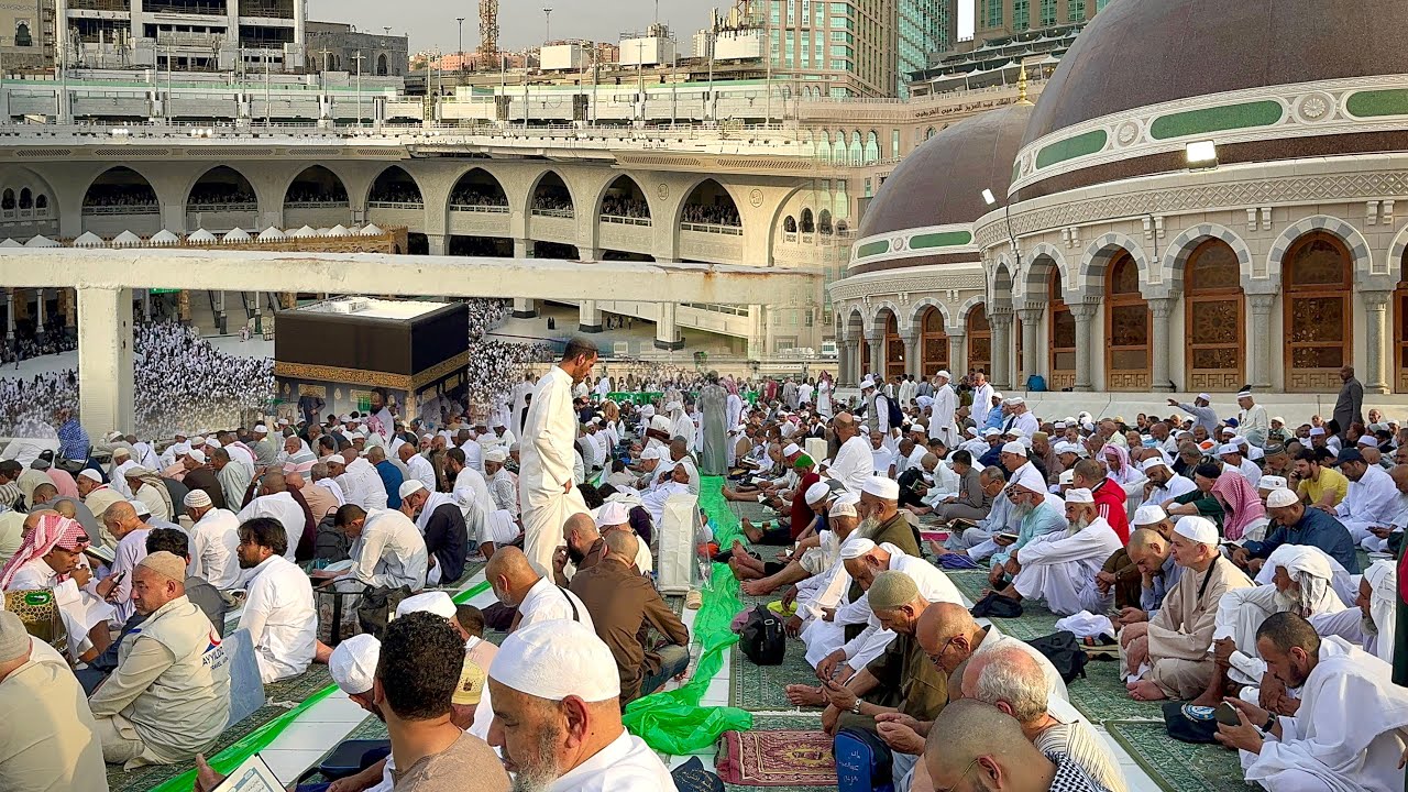 شاهد أجواء رمضان وتوزيع إفطار صائم في سطح المسجد الحرام