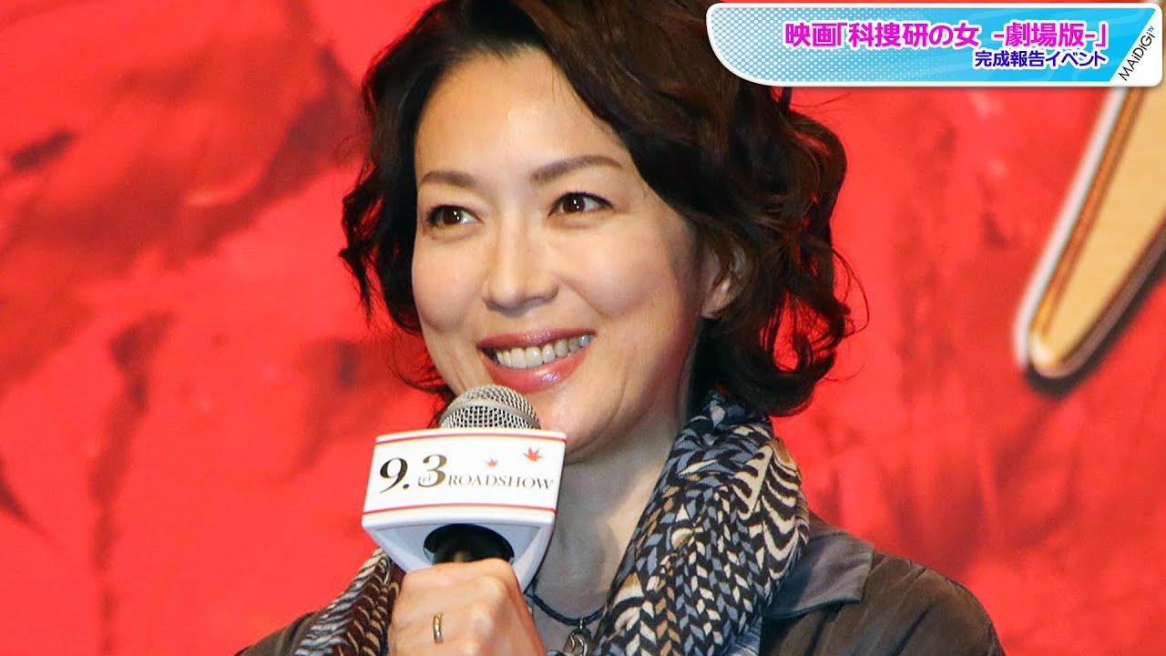 若村麻由美、大人の辛口デニムカジュアル　落ち感シャツ＆ストールでエレガントに