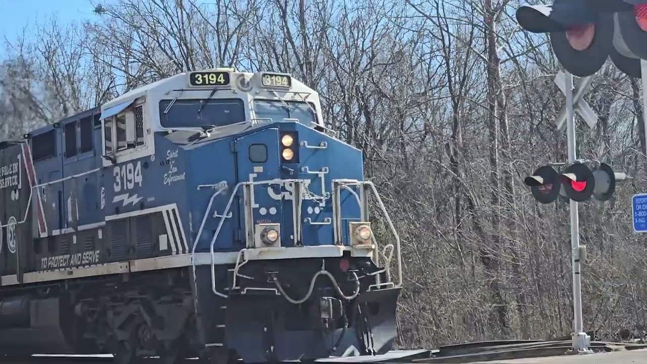CSX Honoring Law Enforcement has people running the crossing!!! 🚔 🚓  🚨  
