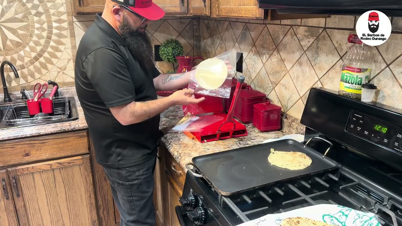 Tortillas recién hechas a mano por mí quien quiere un taco 🌮 de 🥑