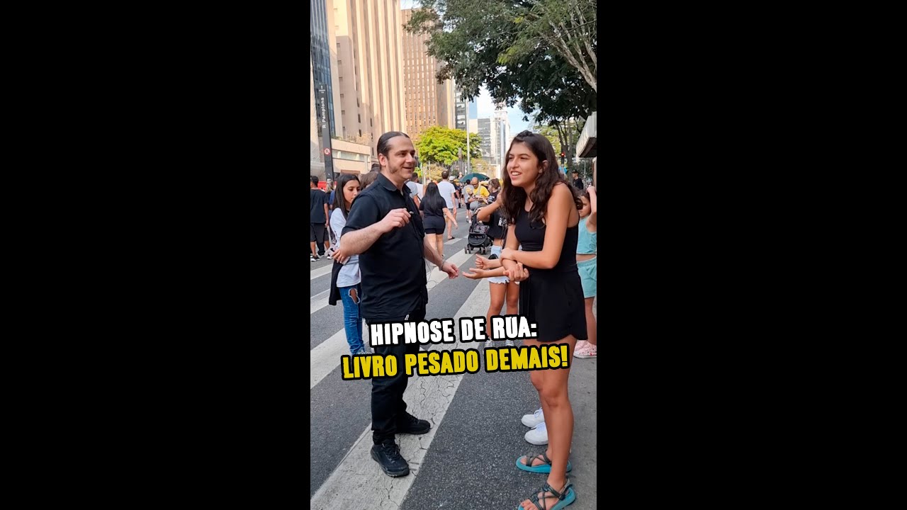 Hipnotizando pessoas na rua - Livro muito pesado! #Shorts
