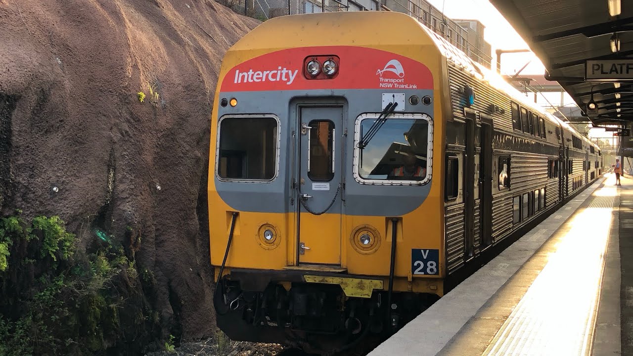 V set v28 departing Lithgow
