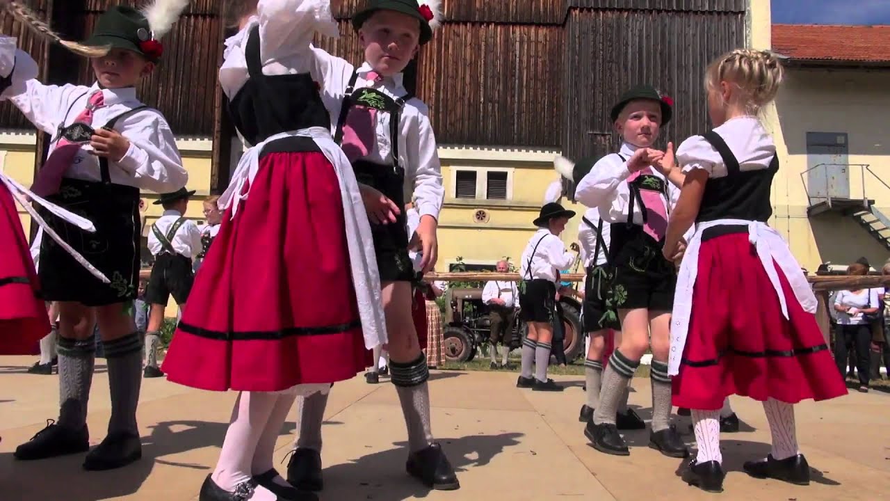 Trachtenjugend Heimat und Trachtenverein s'Alpenröserl mit der Kreuzpolka