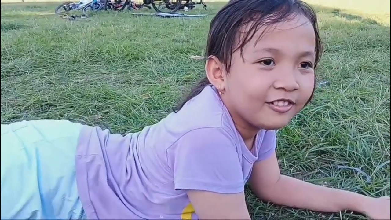 Bermain layang-layang di lapangan