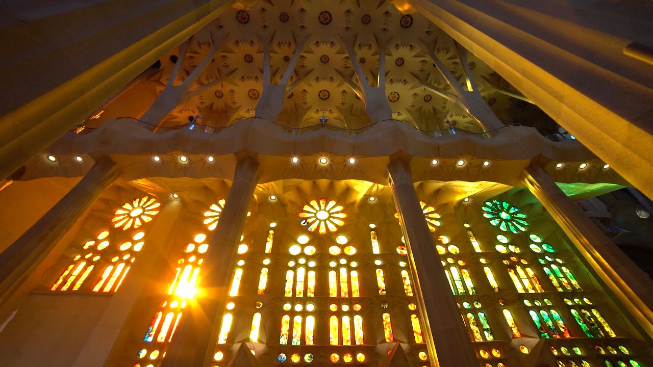 INTERIOR DE LA SAGRADA FAMILIA - BARCELONA
