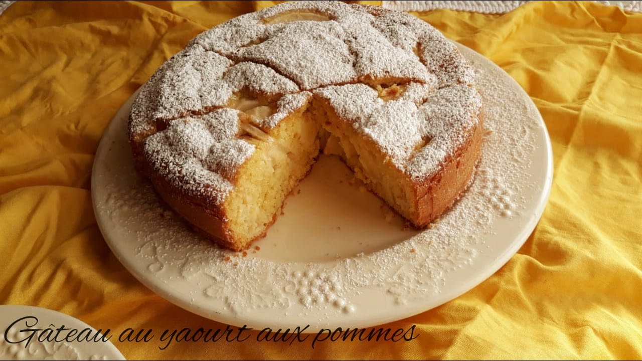 GÂTEAU AU YAOURT AUX POMMES MOELLEUX, RECETTE FACILE