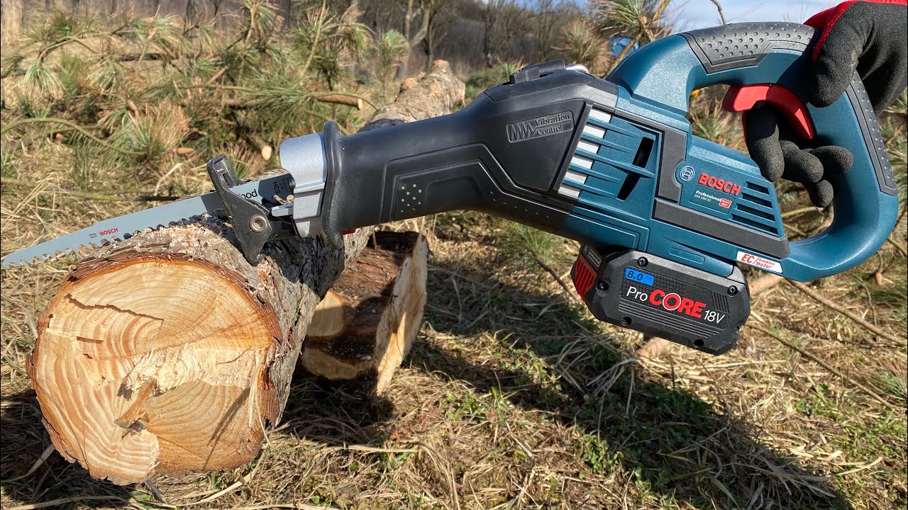 Cutting wood with Bosch GSA 18 V-32 sabre saw.( fierastrau sabie cu baterii 18 V la taiat lemn.)