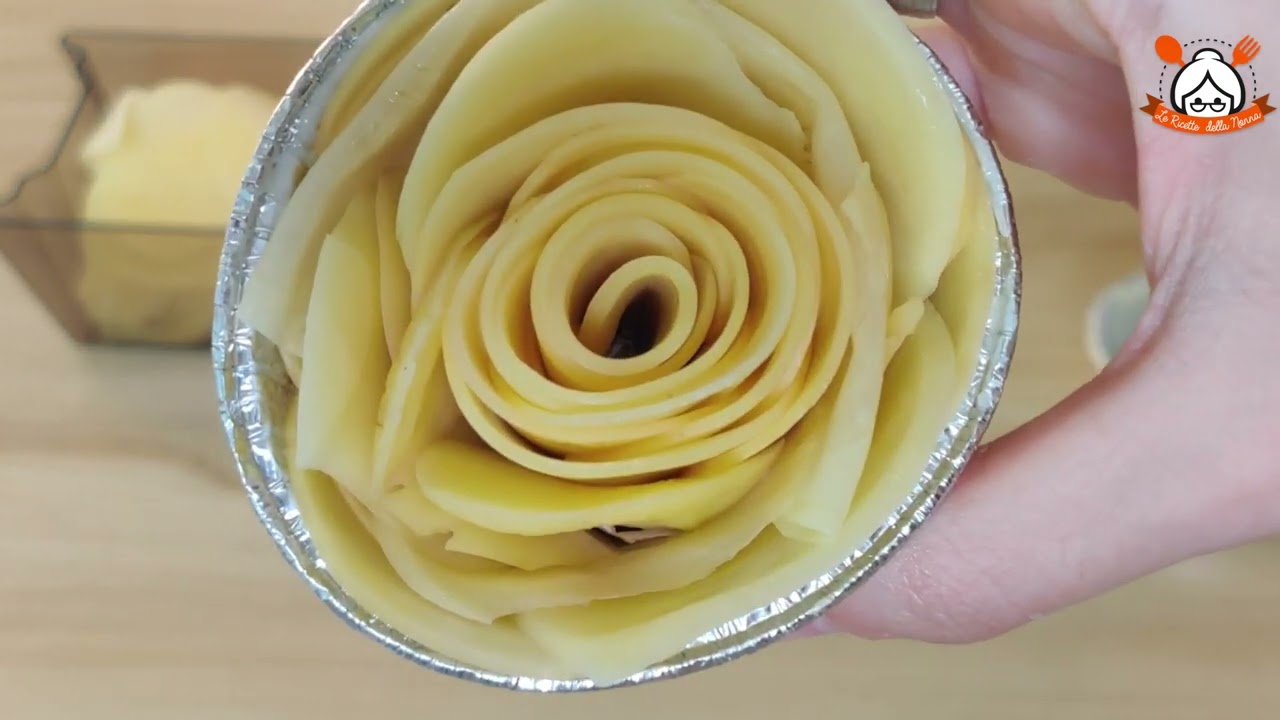 VI SERVIRA' AFFETTARE DELLE PATATE PER CREARE UN PIATTO UNICO DI ROSE