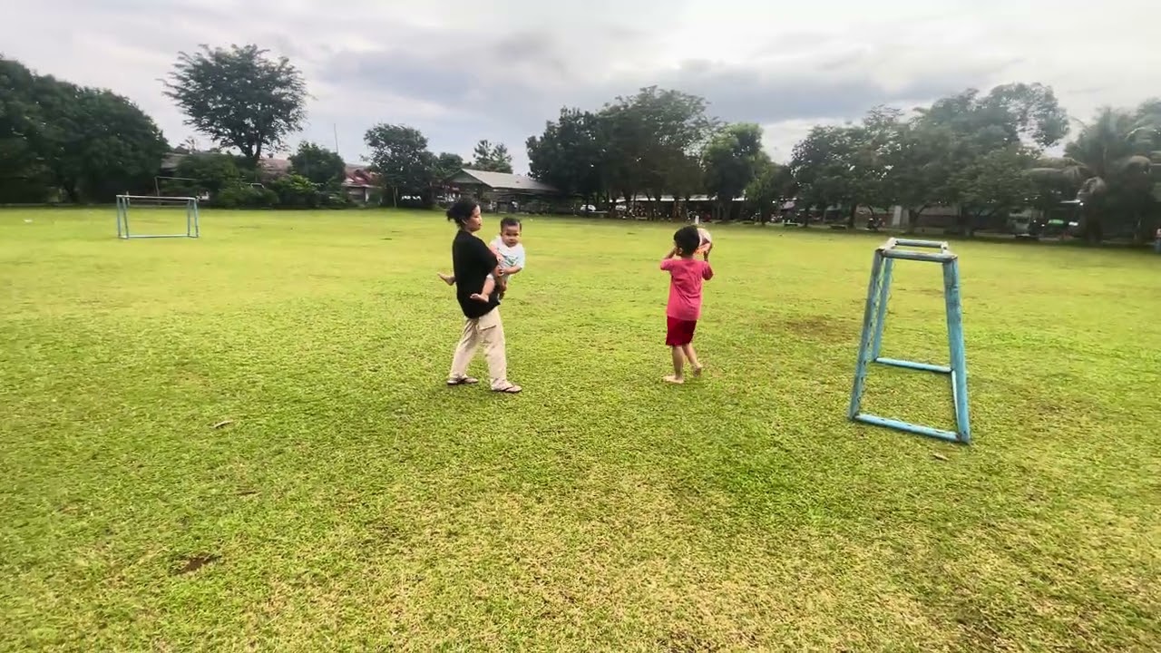Main di lapangan #lapangan #main #mainbola #belajarjalan #maindilapangan 