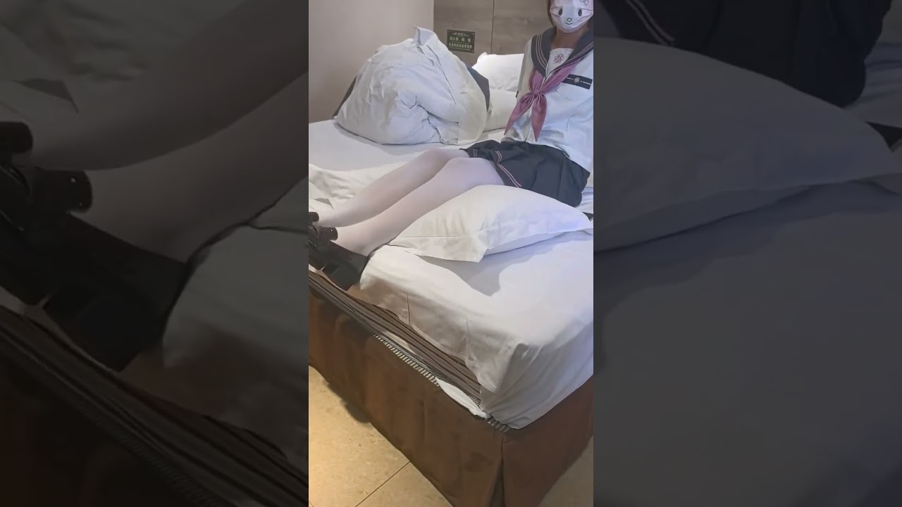 JK好姐妹按脚（姐姐篇-下）：偷偷挠脚|BFFs in JK Uniforms (Elder Sister Part 2): Sneaky Foot Kiss