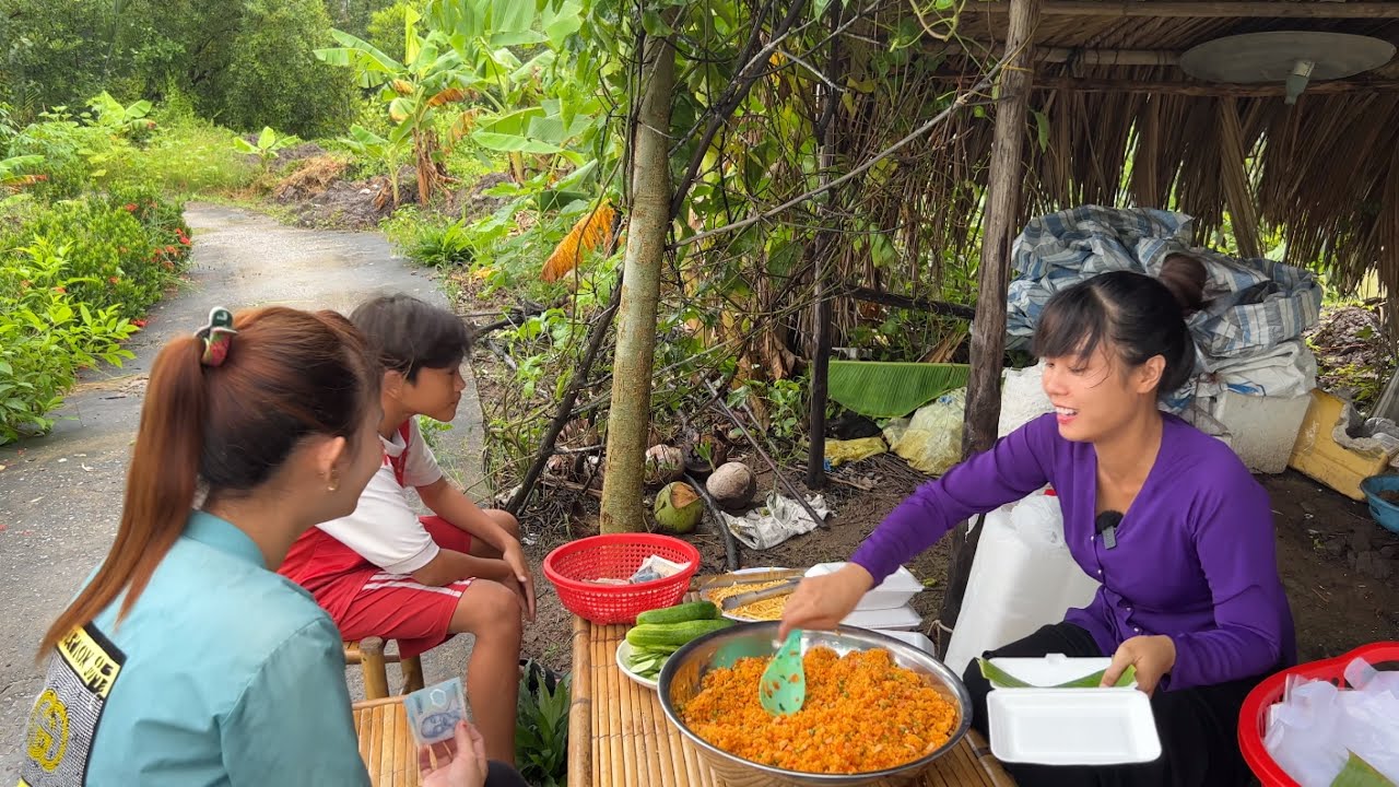 LẦN ĐẦU TIÊN BÁN CƠM CHIÊN DƯƠNG CHÂU TRỜI MƯA BÀ CON VẪN TẤP NẬP ỦNG HỘ | thôn nữ cà mau