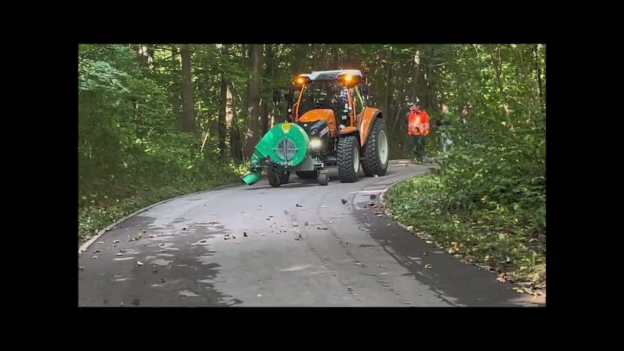 Park- und Liegeflächen von Laub befreien mit dem Laubbläser BT 600 der Firma HEN AG
