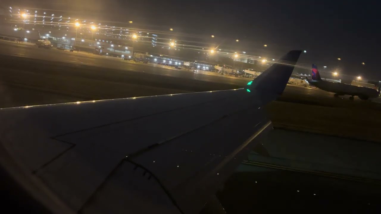 Delta Airlines ERJ-175 Night Landing at Minneapolis-Saint Paul International Airport (KMSP)