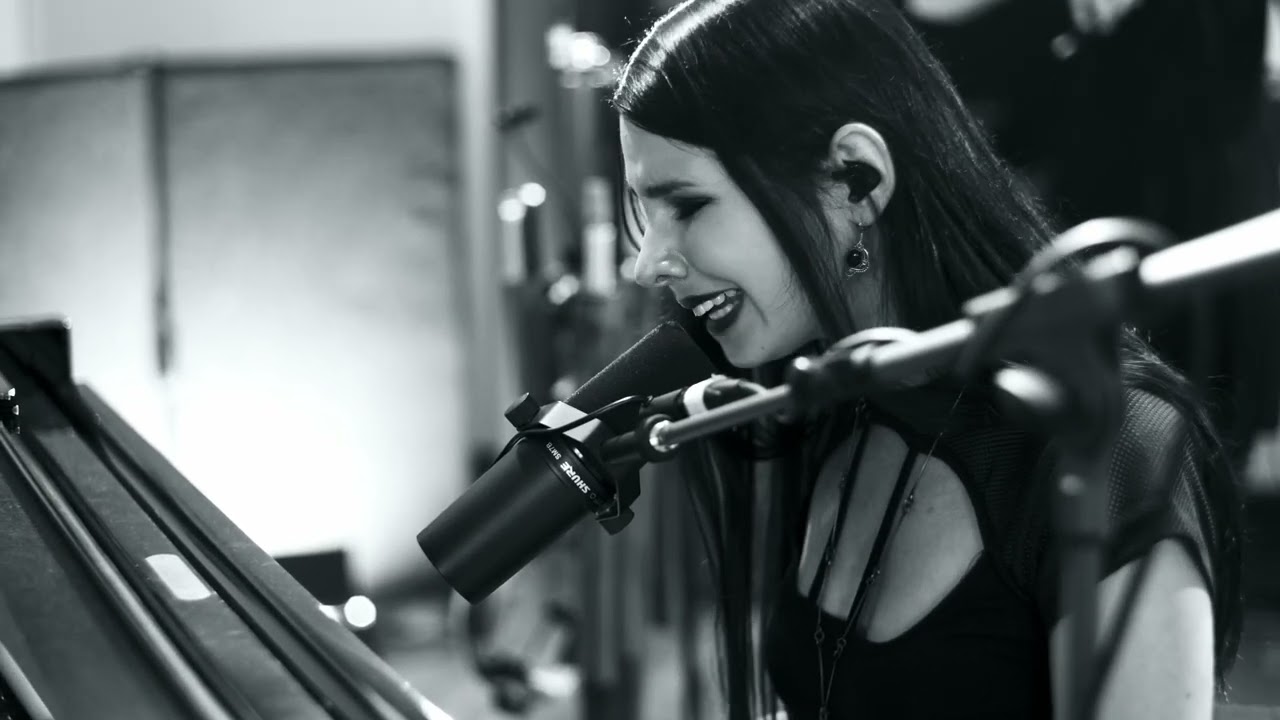 DELVA - Winterkind live (Official Performance Video )