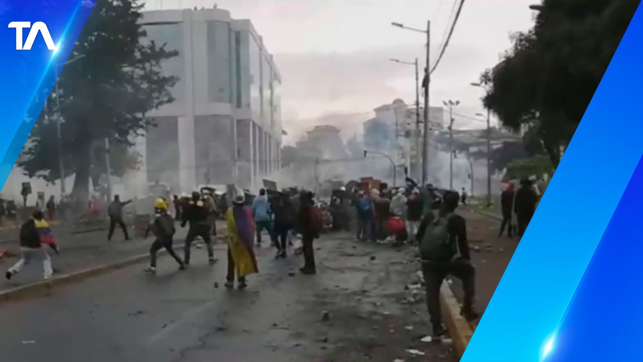 Enfrentamientos entre manifestantes y policías en el parque El Arbolito