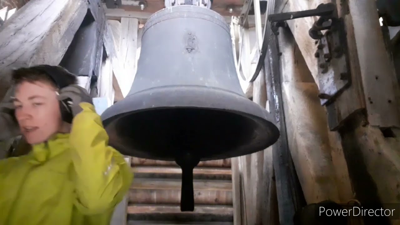 Läuten der Marienglocke in der Basilika Weingarten von Hand