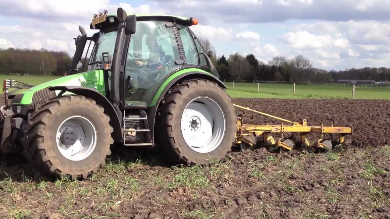 Deutz Agrotron 100 ploegen in Hierden
