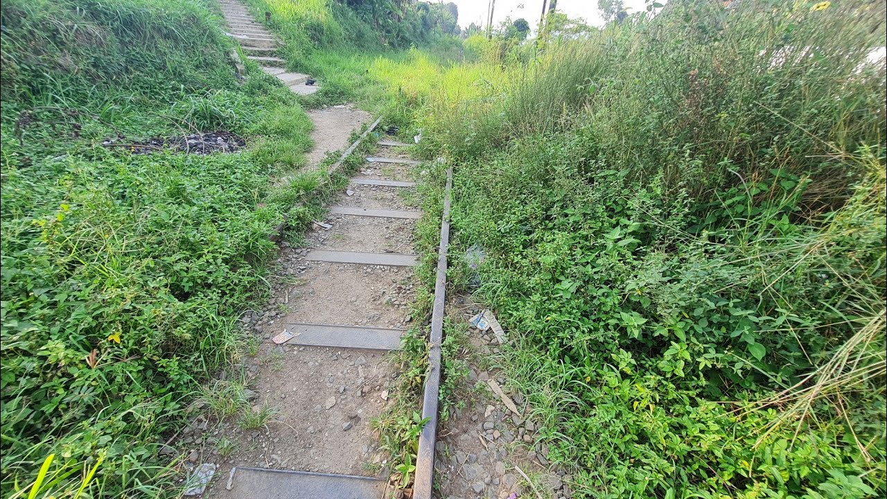 REL KERETA LEGENDARIS YANG MULAI HILANG DITELAN RUMPUT !