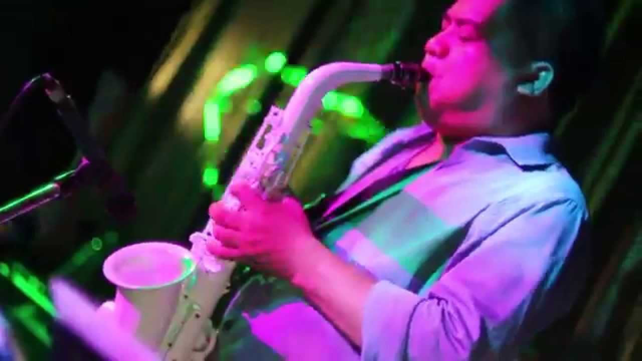Comparison Plastic Sax / Brass Sax : Just the two of us (The Voice Band) Pattaya Thailand