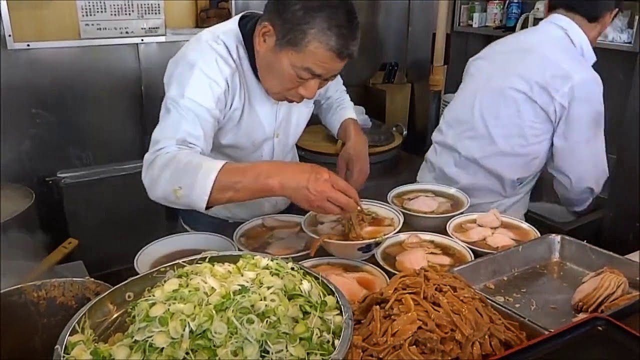 AMAZING JAPANESE RAMEN ON STREET FOOD | Japan Tsukiji Outer Market Ramen | Noodles Ramen