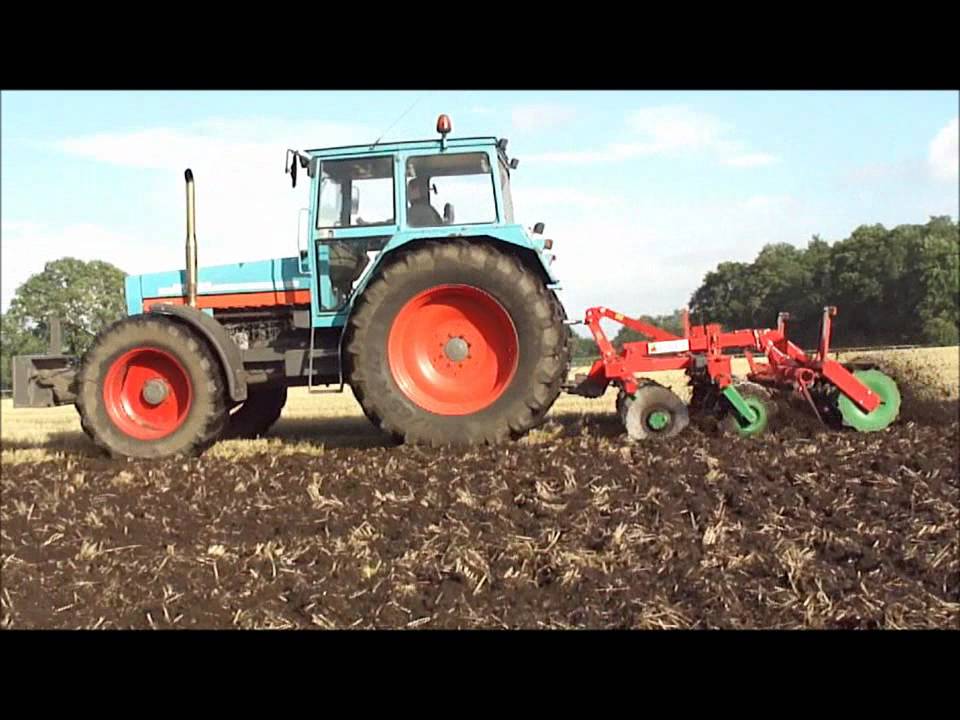 Eicher 3108 bei der Stoppelbearbeitung