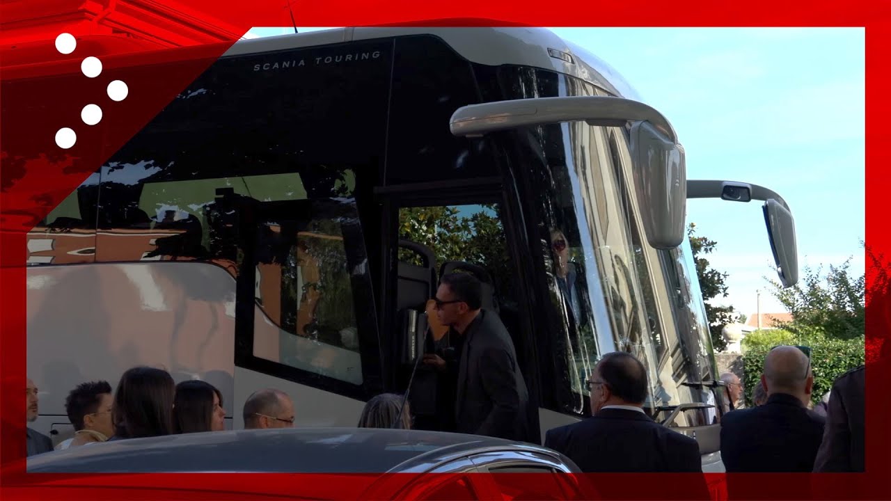Incidente di Mestre, funerali dell'autista: il pullman della sua vecchia azienda davanti alla chiesa