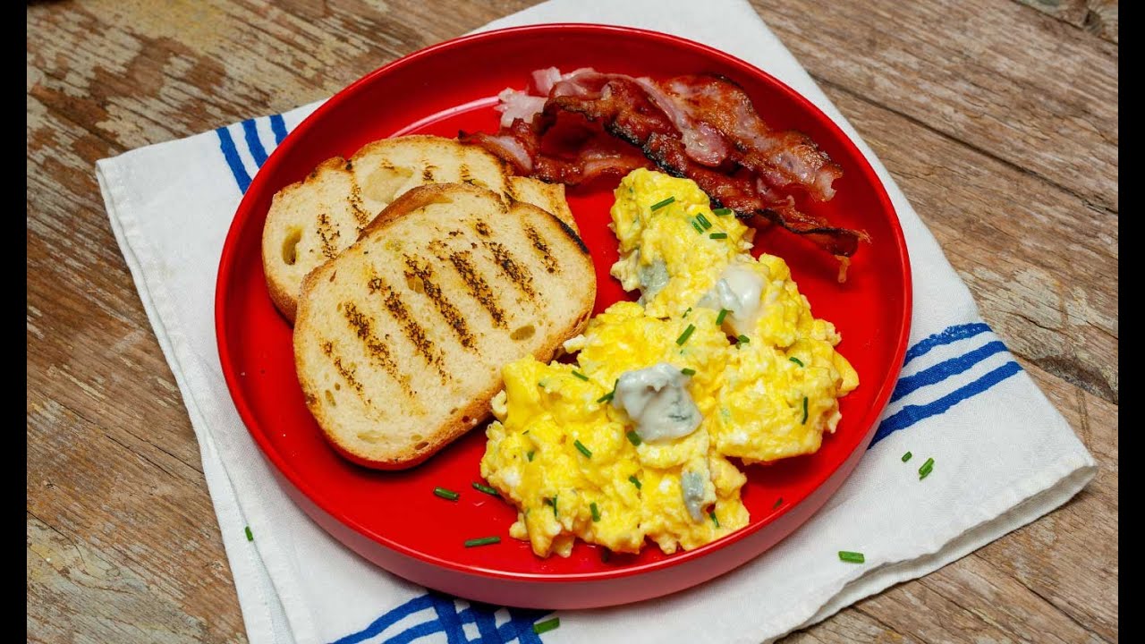 Uova strapazzate con Gorgonzola dolce su pane tostato e bacon