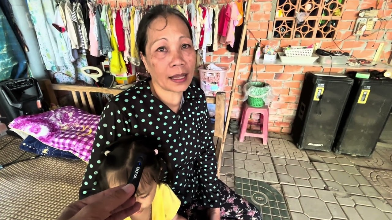 Chị Giang mang căn bệnh ngặt nghèo suốt trên 3 năm,hằng ngày tuốt cọng dừa kiếm tiền mua tả