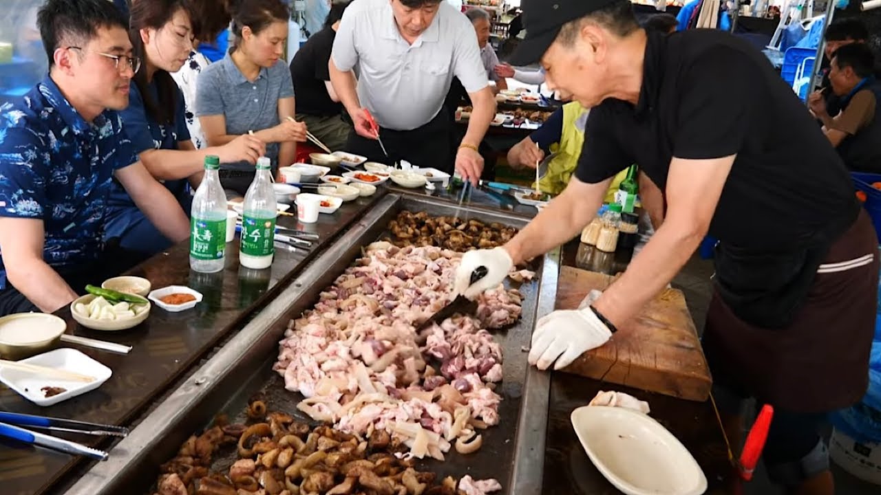 目の前で焼く爆盛りホルモンに中毒者続出🔥即満席の人気店｜Hidden Gem: Juicy Offal BBQ Right in Front of You! ASMR