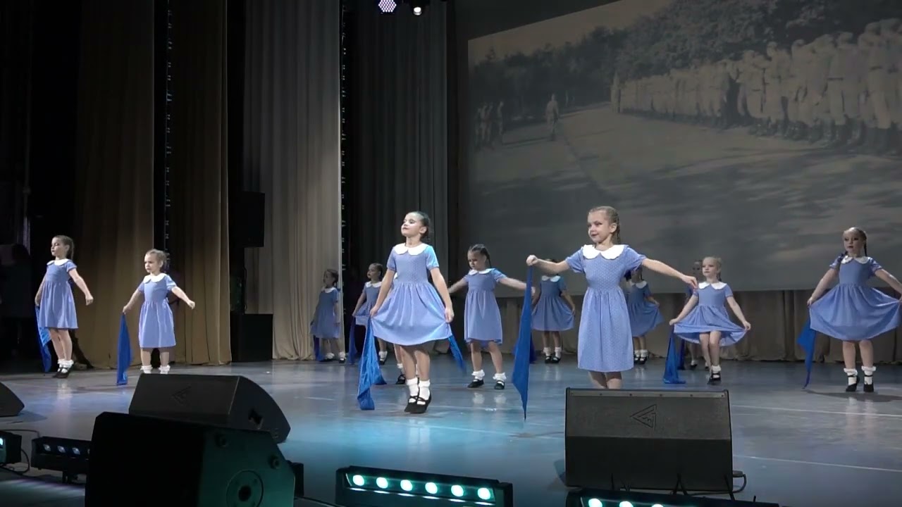 Танец «Синий платочек».