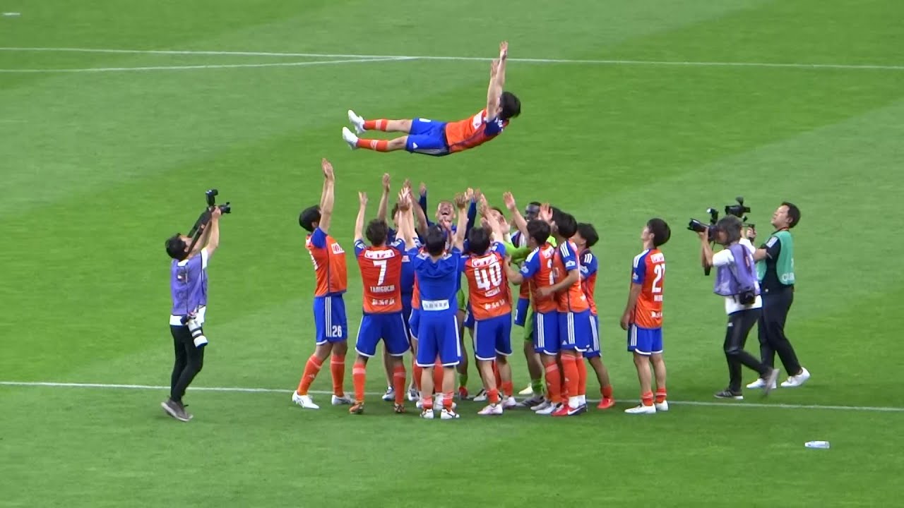 2024/05/15　アルビレックス新潟勝利のパフォーマンス　奥村仁選手胴上げ＼(^o^)／