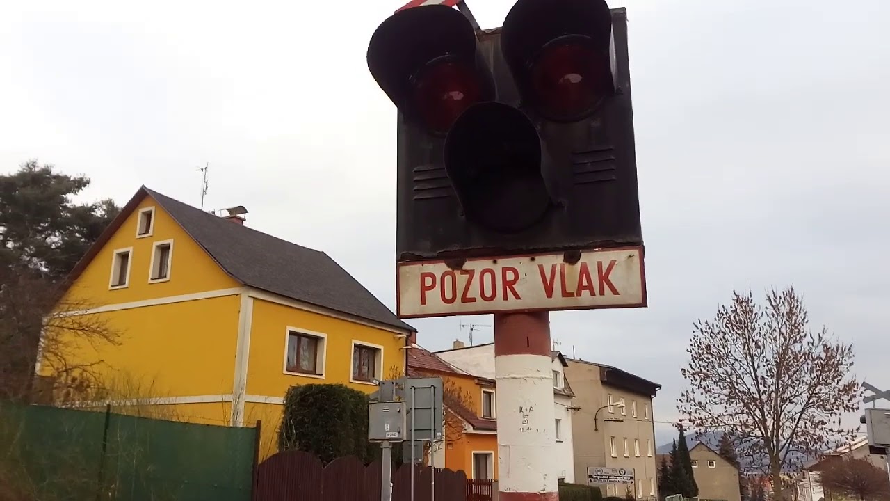 Železniční přejezdy na kozí dráze.