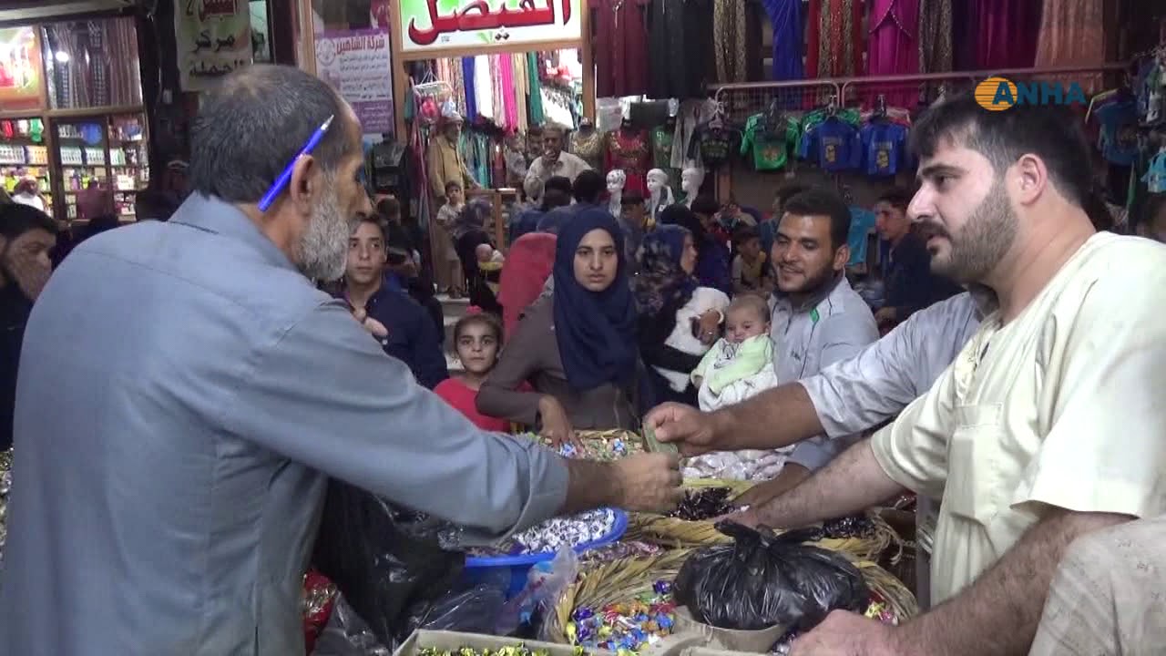 ازدحام غير مسبوق تشهده أسواق مدينة الطبقة قبيل عيد الفطر