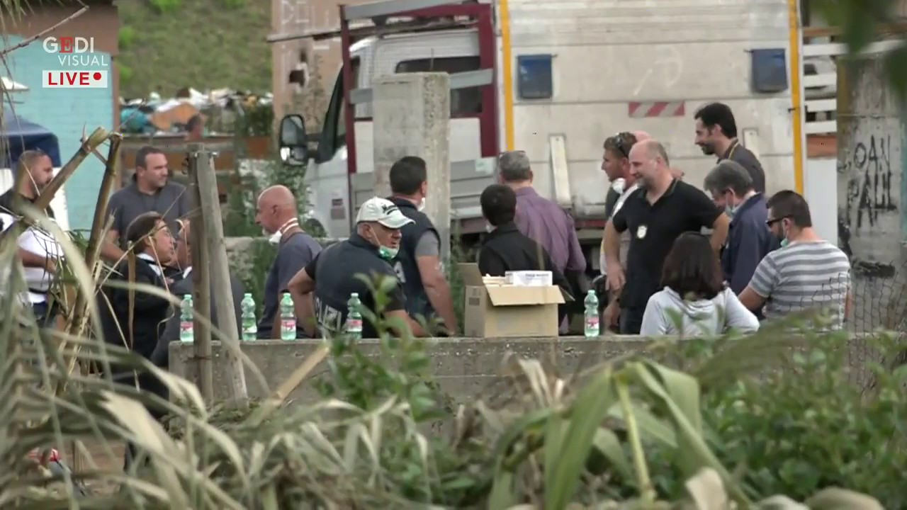 Roma, le forze dell'ordine sgomberano palazzo occupato a Tor Cervara