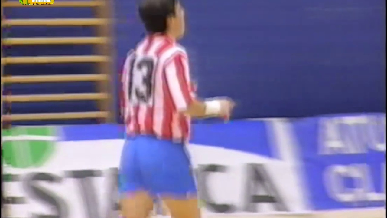 Vaselina milim&eacute;trica de Alberto Urdiales a Mats Olsson. Liga ASOBAL 1991/92 ATM-TEK.