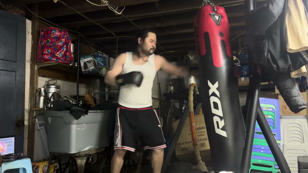 First day out heavy bag work out bas rutten 2 minute rounds 12oz gloves 125lb heavy bag