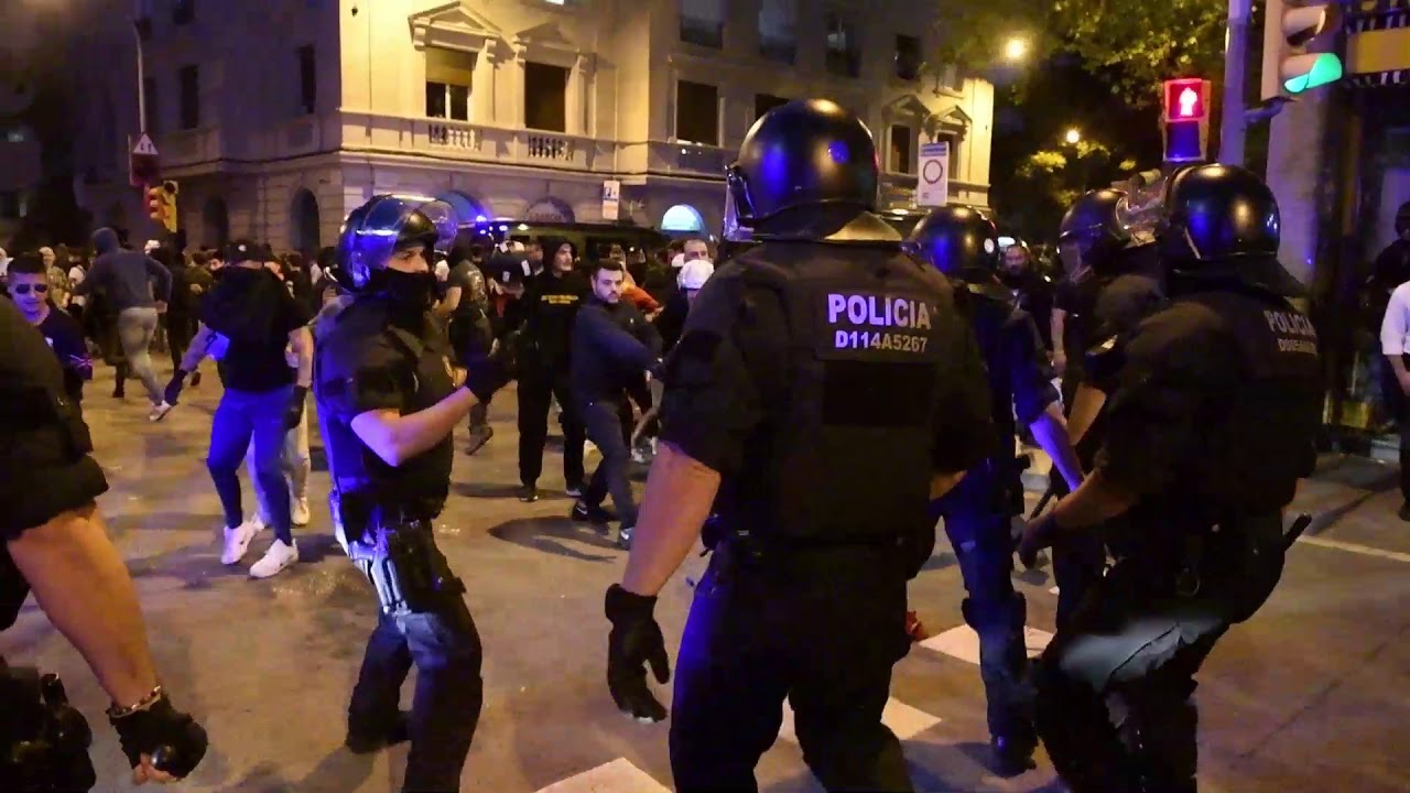 Tensa manifestaci&oacute;n anti independentista en Barcelona